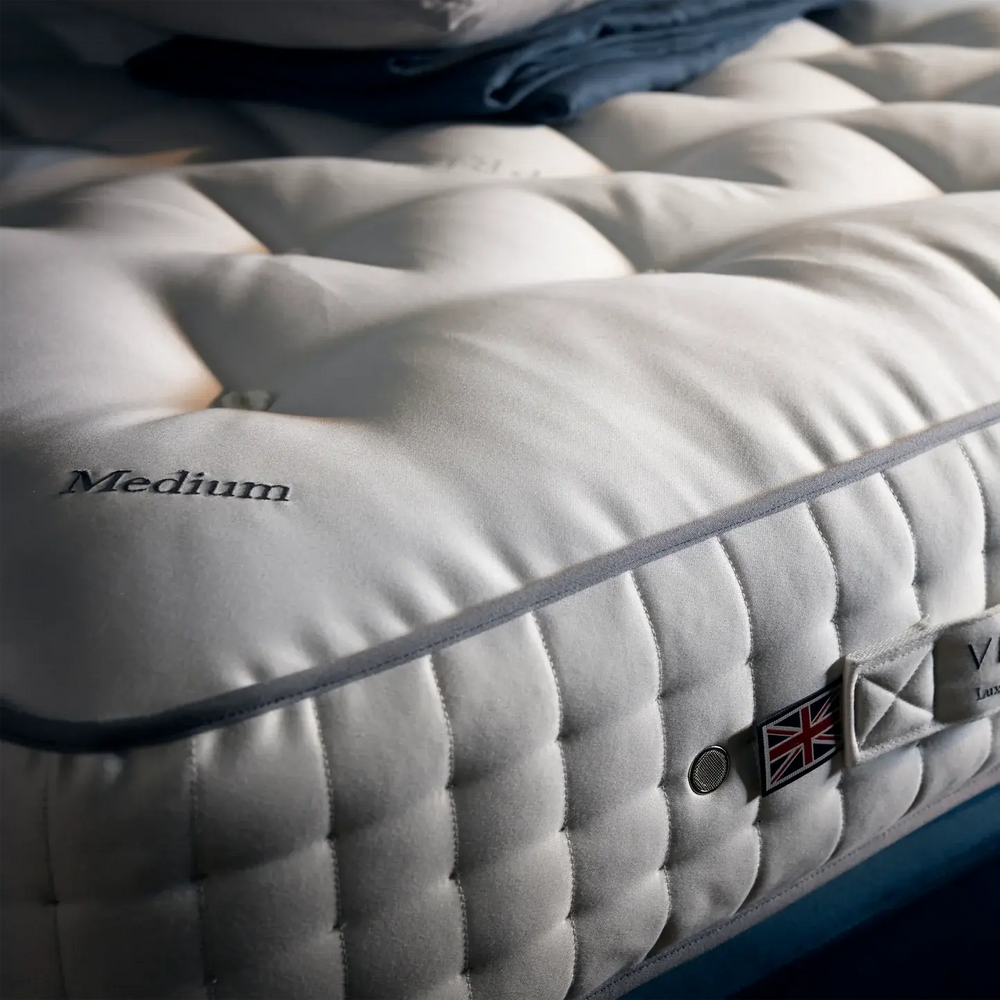 Vispring Regal Superb tufted mattress and stitched border close-up